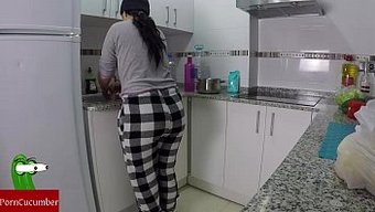 与大屁股少年的面部乐趣