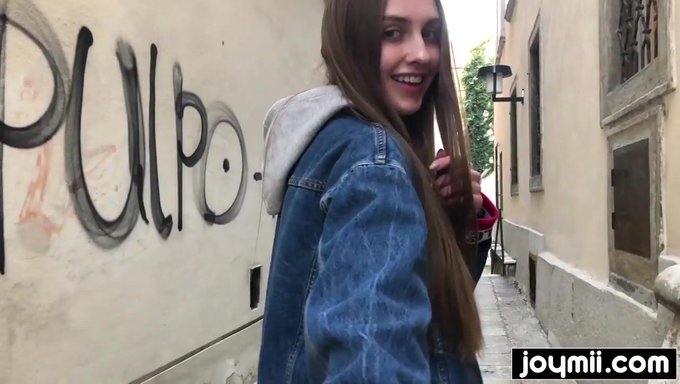 Lena Reif在网上色情视频中渴望大鸡巴