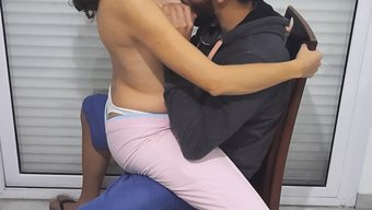 成熟和十几岁的女孩参...