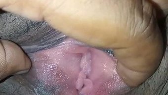 与年轻邻居的视频通话...