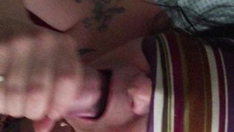 被蒙住眼睛的顺从女人...