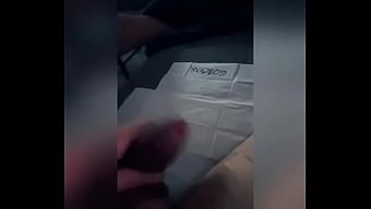 激烈的手交和自慰会话...