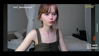 年轻无耻的少女在网络...
