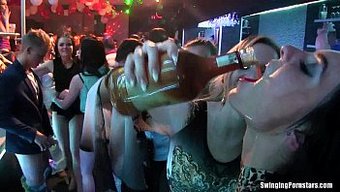 湿润而狂野:一群兴奋...