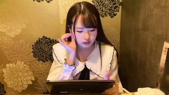 日本女孩在高清视频中...