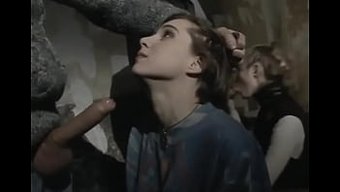 色情视频中的年轻女孩是谁?