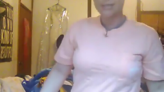 大自然的熟女在业余视频中自慰