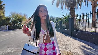 小巧的少女在公共汽车...