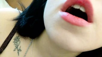 美丽的少女穿着内衣自...