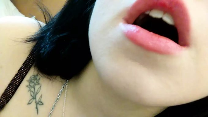 美丽的少女穿着内衣自慰,近距离观看