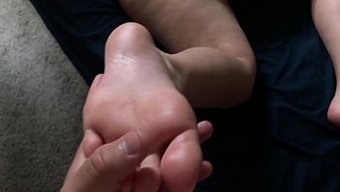 在厨房里与继妹进行p...
