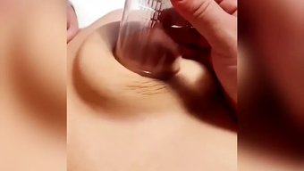 大自然的乳房和乳头在...