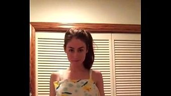 43秒的性感少女脱光...