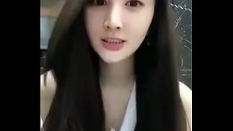 观看一个娇小的中国女...