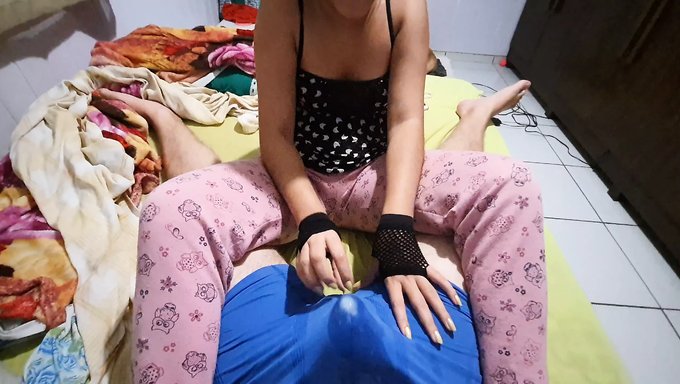 可爱的巴西女孩在pov视频中给感性手交并搔他的蛋蛋