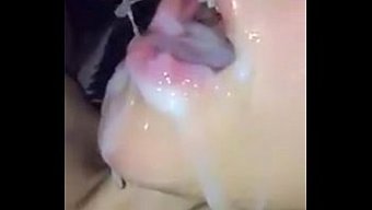 看一个有纹身的女人在...