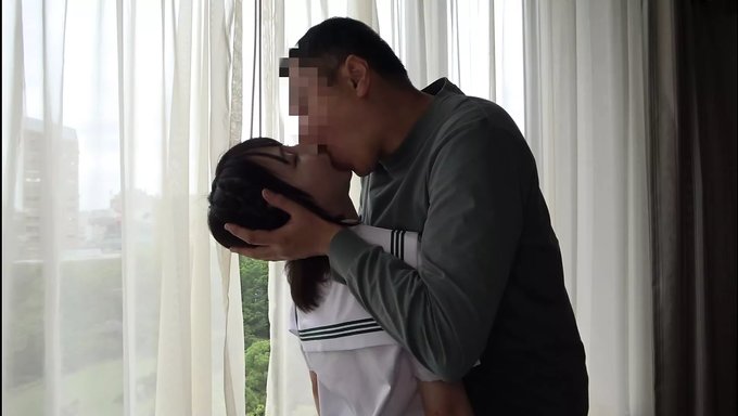 放学后的青少年(18+)性爱:与美丽的亚洲女学生的热辣邂逅