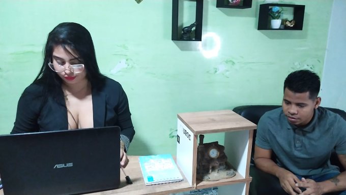 我在办公室用嘴巴取悦我的继妹
