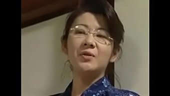 日本妻子在这个热门视...