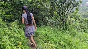 18岁的印度女孩在丛...