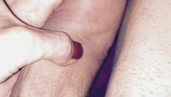 支配性男人有比脚更大的阴茎