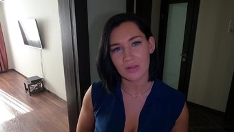 成熟的熟女一边淘气一...