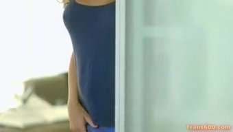 一个英俊的变性女人口...