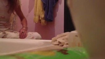 欧洲熟女在浴室里放松时小便