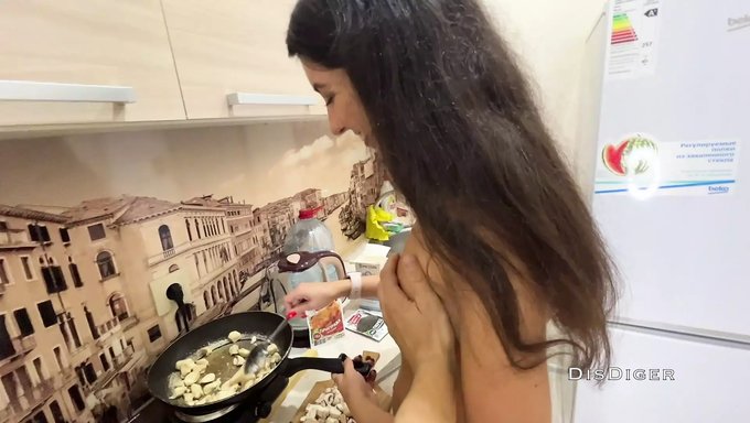 业余情侣在厨房里和俄罗斯妻子一起热辣