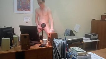 性感的独奏模特在间谍...