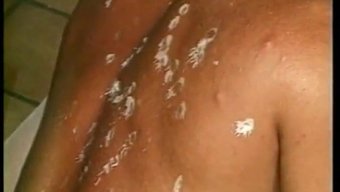 戴着乳胶的顺从者被支...