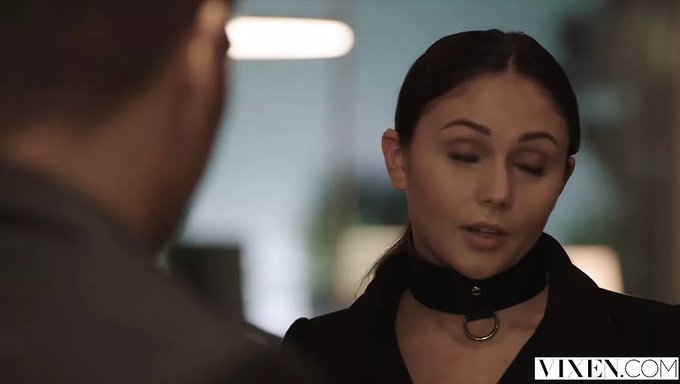 Ariana Marie和她的朋友在三人行中被大鸡巴操得满脸都是精液