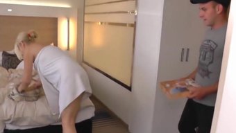 火辣熟男被小鲜肉狠狠...