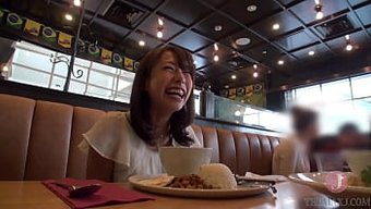 约会恋物癖女孩:胸部...