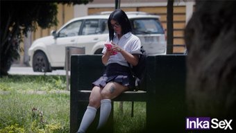 年轻的拉丁裔学生被假...