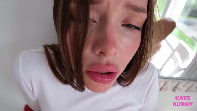 Kate Kuray是一个天然美人,拥有天然的奶子,她喜欢和她的继兄玩得开心。