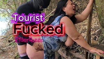 胖乎乎的后妈在户外被...
