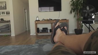 娇小的女孩的口交技巧被测试