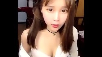 美丽的韩国女孩在热辣...