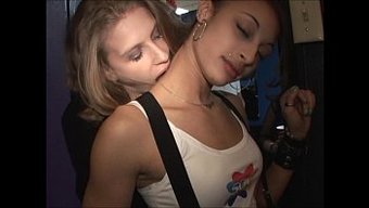 熟女和少女女同性恋在...