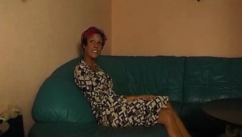 成熟的红发女郎在摄像...