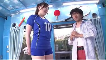 瘦弱的亚洲美女给一个...