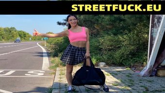 渴望精液的搭便车女孩...