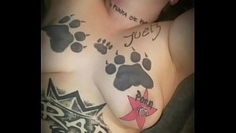 淫荡的熟女用大黑屌拉伸阴道