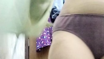 年轻的18岁亚洲女孩...