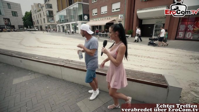 大自然的乳房女孩在公共场合勾引男人