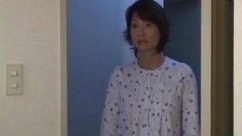 日本继母大奶子在镜头...