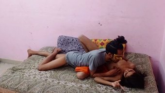 瘦弱的印度少女在业余...