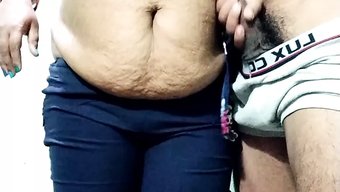18岁的印度女孩的大...