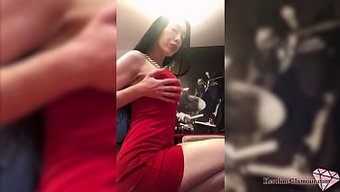年轻的棕发女郎在自制...